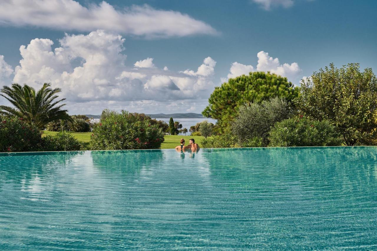 ฟอล์คเคนสไตเนอร์โฮเต็ลแอนด์สปา ลาเดรา Hotel เพทรอซาเน ภายนอก รูปภาพ The resort's swimming pool