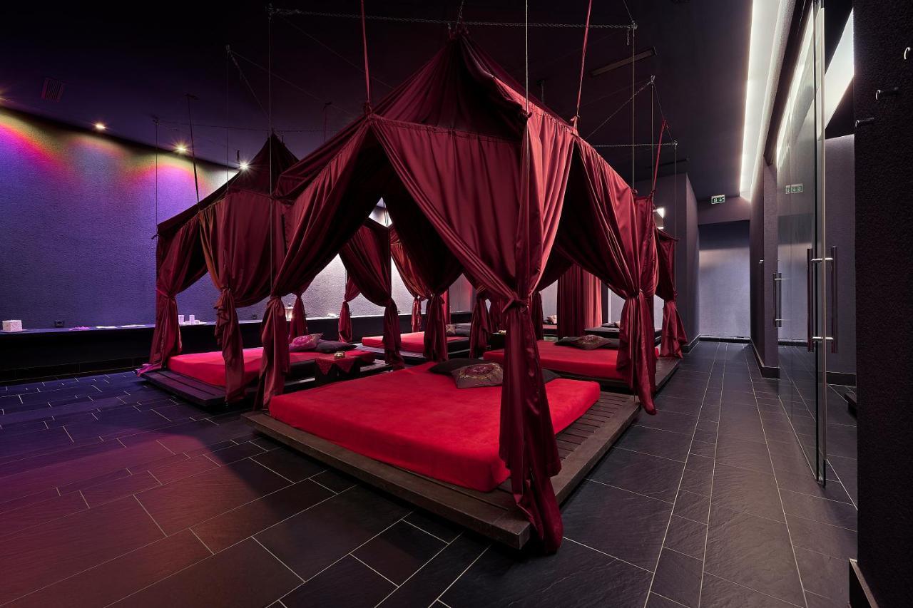 ฟอล์คเคนสไตเนอร์โฮเต็ลแอนด์สปา ลาเดรา Hotel เพทรอซาเน ภายนอก รูปภาพ The interior of the nightclub