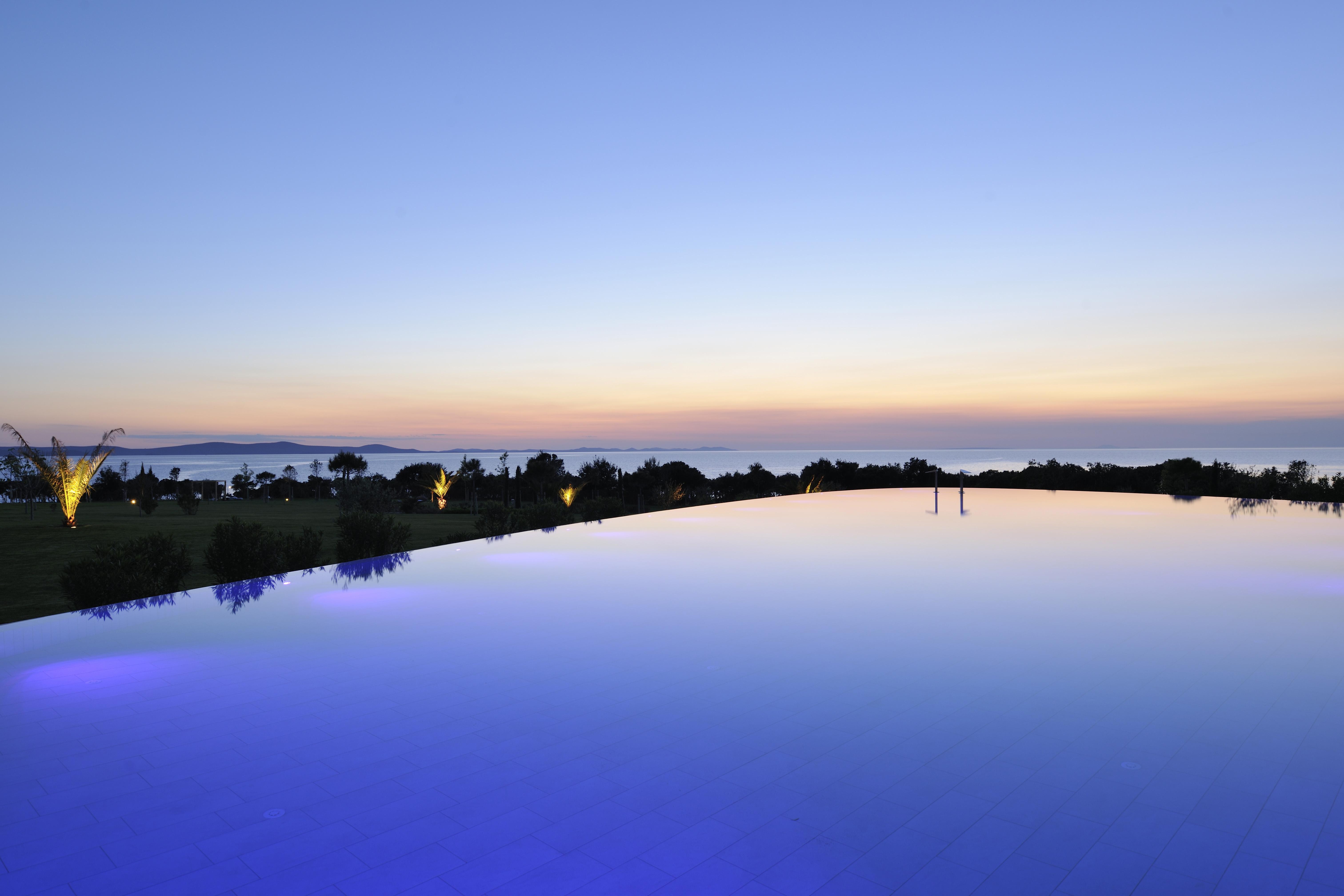 ฟอล์คเคนสไตเนอร์โฮเต็ลแอนด์สปา ลาเดรา Hotel เพทรอซาเน ภายนอก รูปภาพ Sunset at the resort