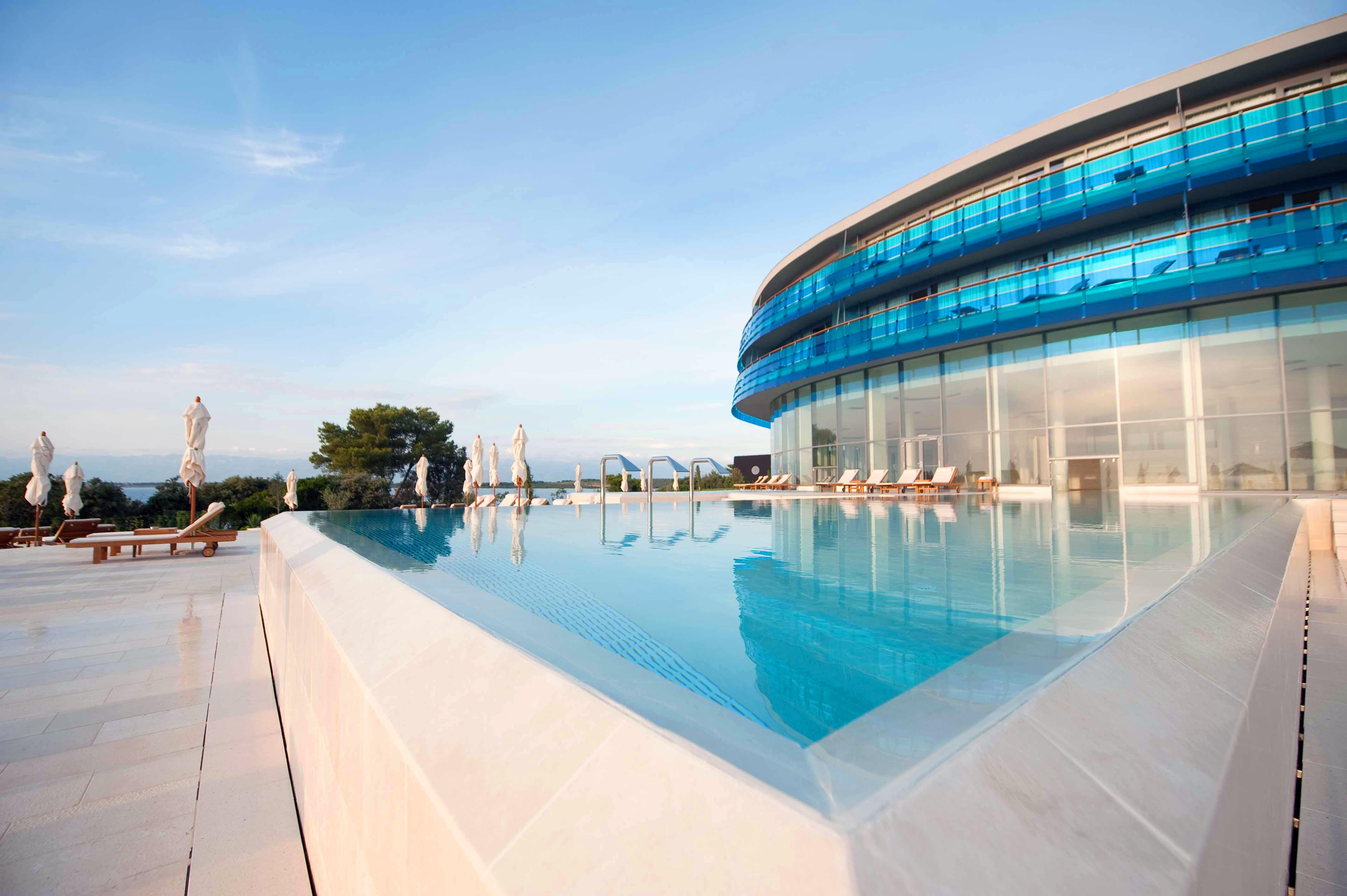 ฟอล์คเคนสไตเนอร์โฮเต็ลแอนด์สปา ลาเดรา Hotel เพทรอซาเน ภายนอก รูปภาพ The hotel's swimming pool