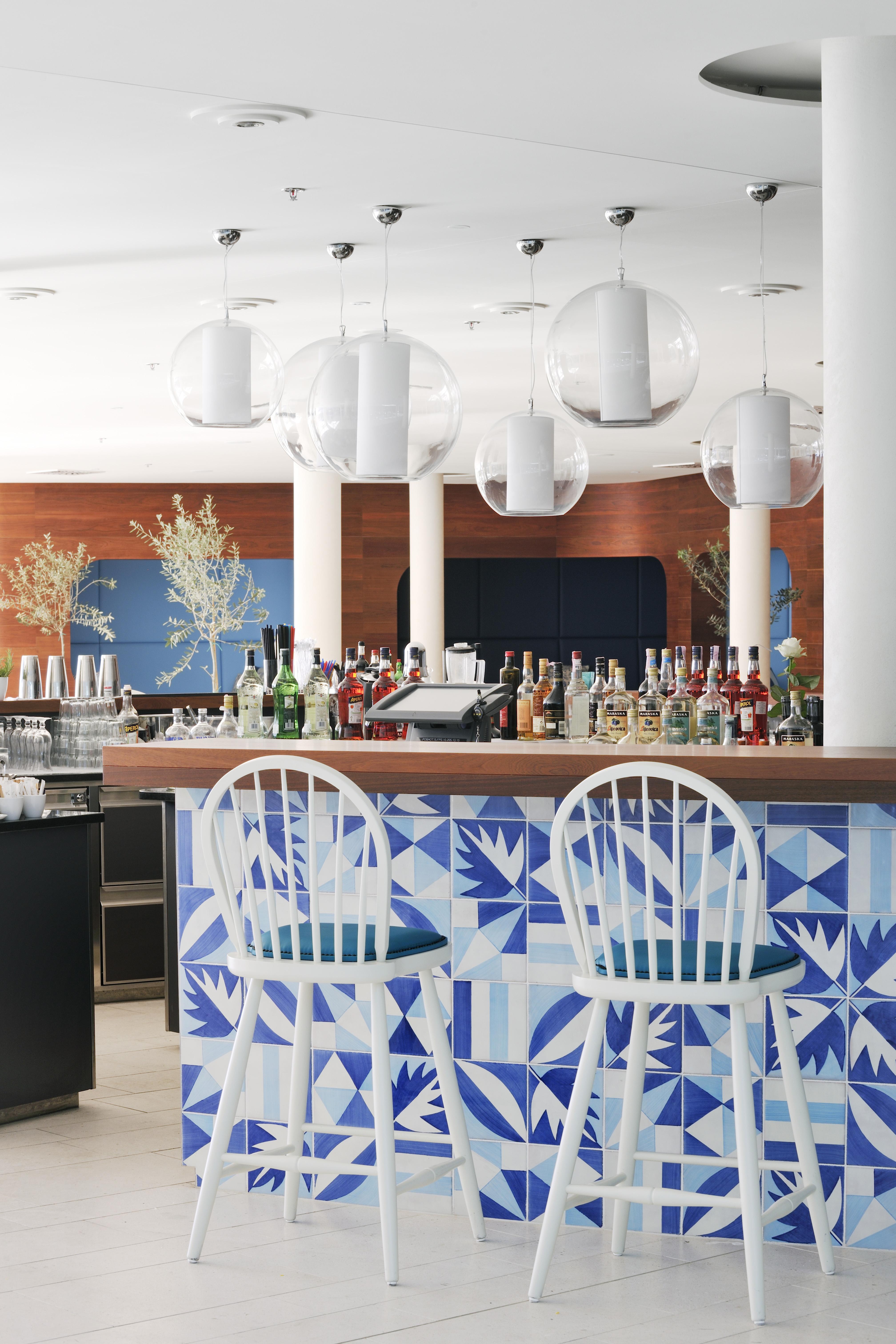 ฟอล์คเคนสไตเนอร์โฮเต็ลแอนด์สปา ลาเดรา Hotel เพทรอซาเน ภายนอก รูปภาพ The bar at the hotel
