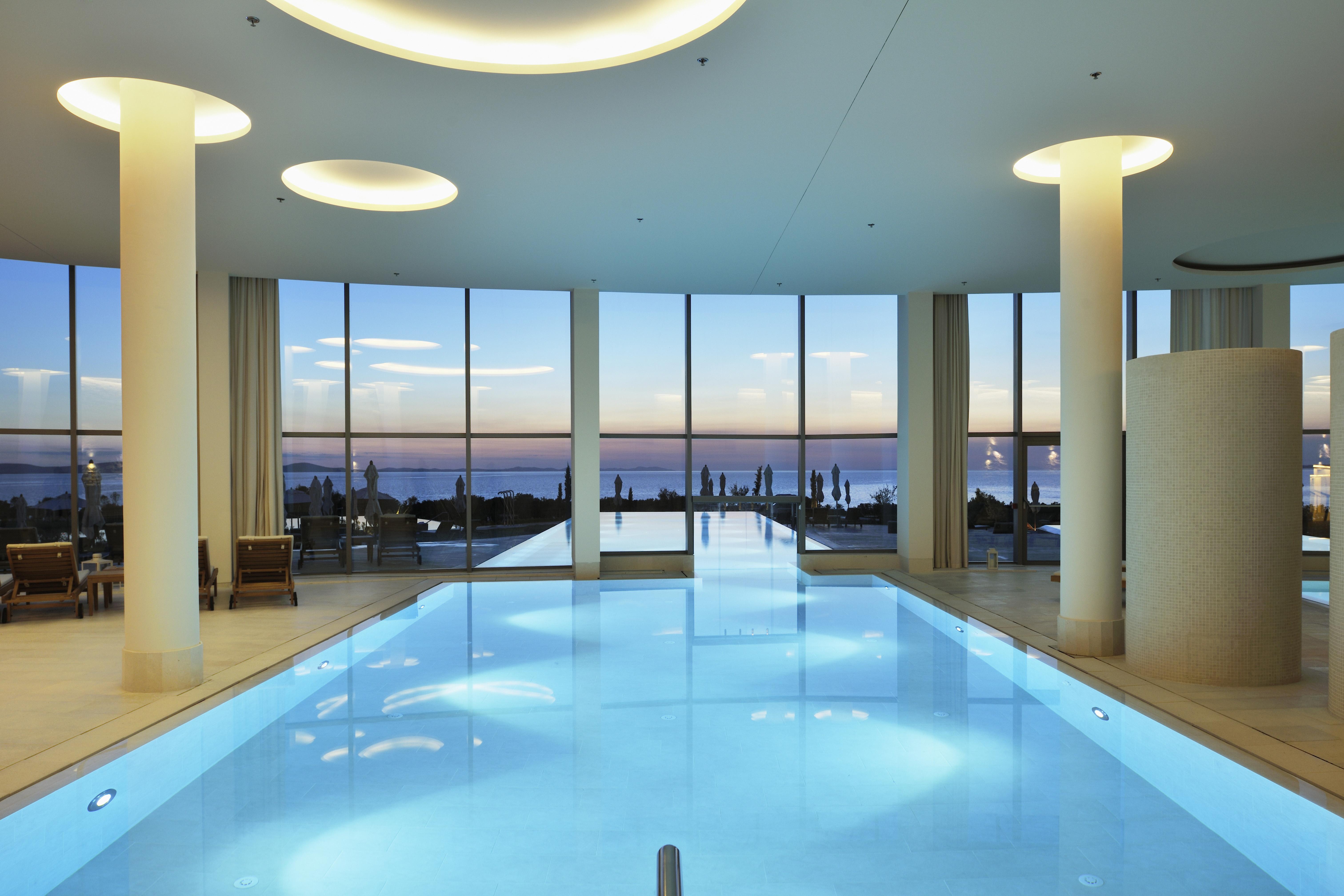 ฟอล์คเคนสไตเนอร์โฮเต็ลแอนด์สปา ลาเดรา Hotel เพทรอซาเน ภายนอก รูปภาพ The pool at the hotel