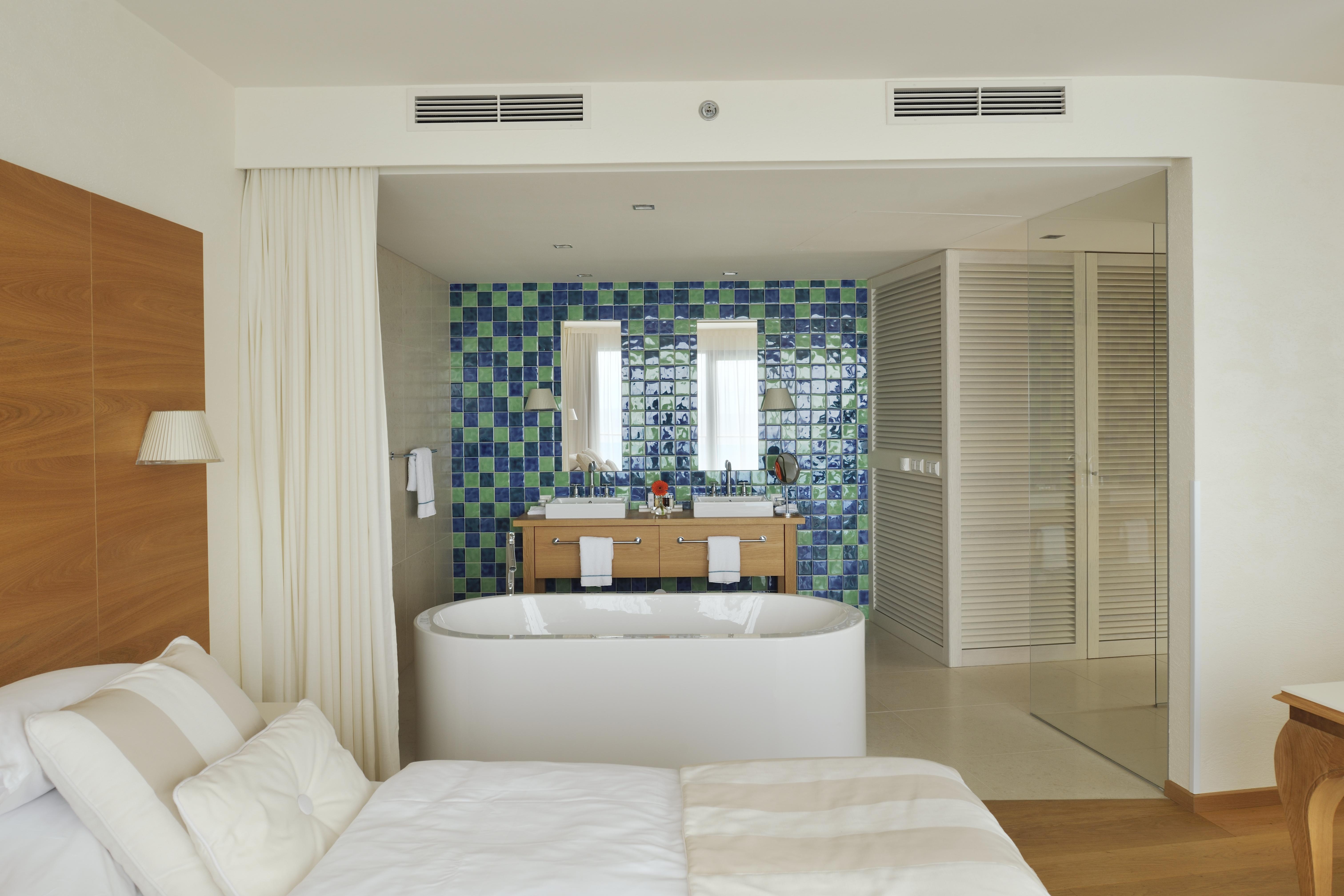 ฟอล์คเคนสไตเนอร์โฮเต็ลแอนด์สปา ลาเดรา Hotel เพทรอซาเน ภายนอก รูปภาพ A bathroom in a hotel