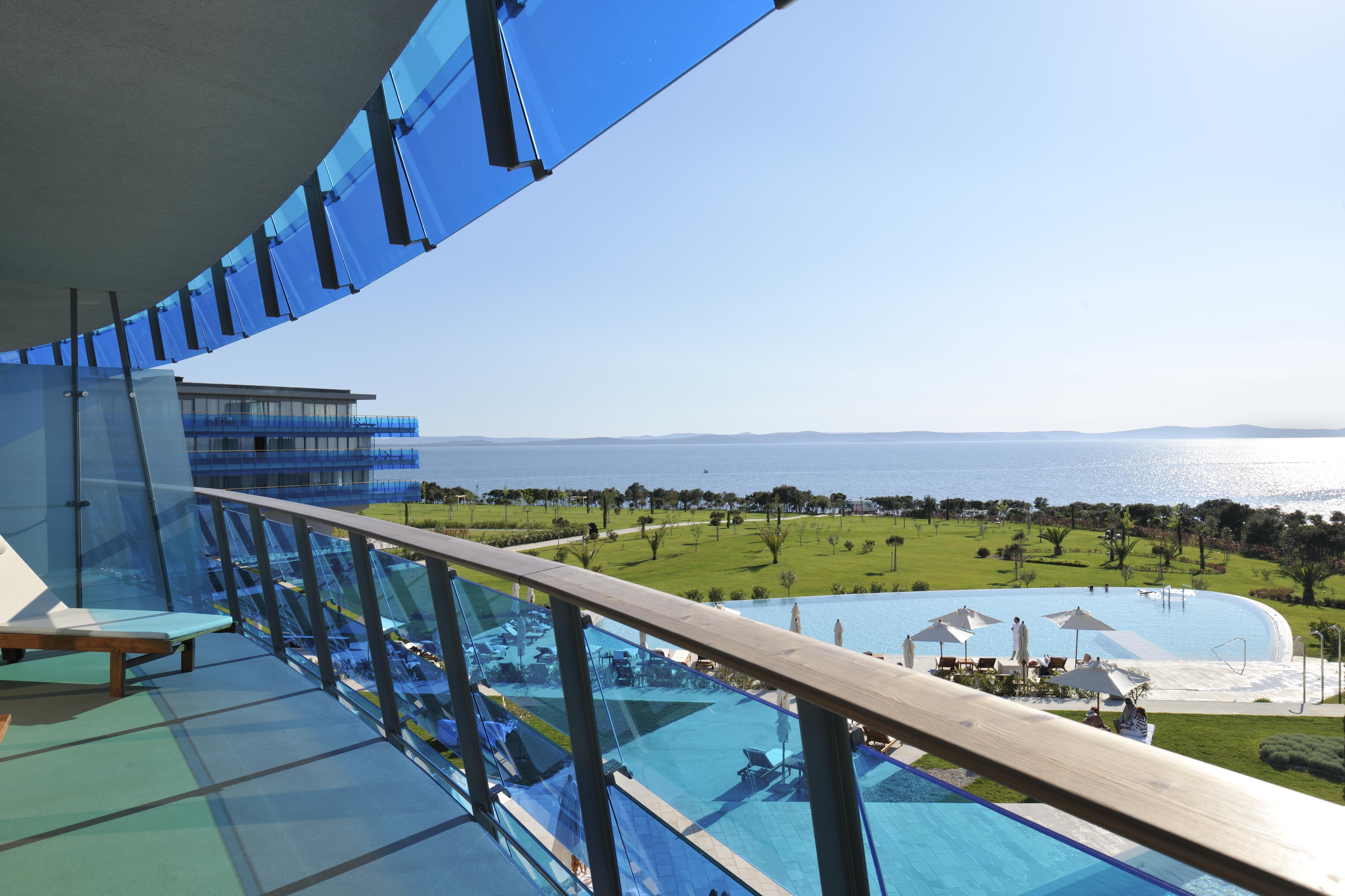 ฟอล์คเคนสไตเนอร์โฮเต็ลแอนด์สปา ลาเดรา Hotel เพทรอซาเน ภายนอก รูปภาพ View from the hotel
