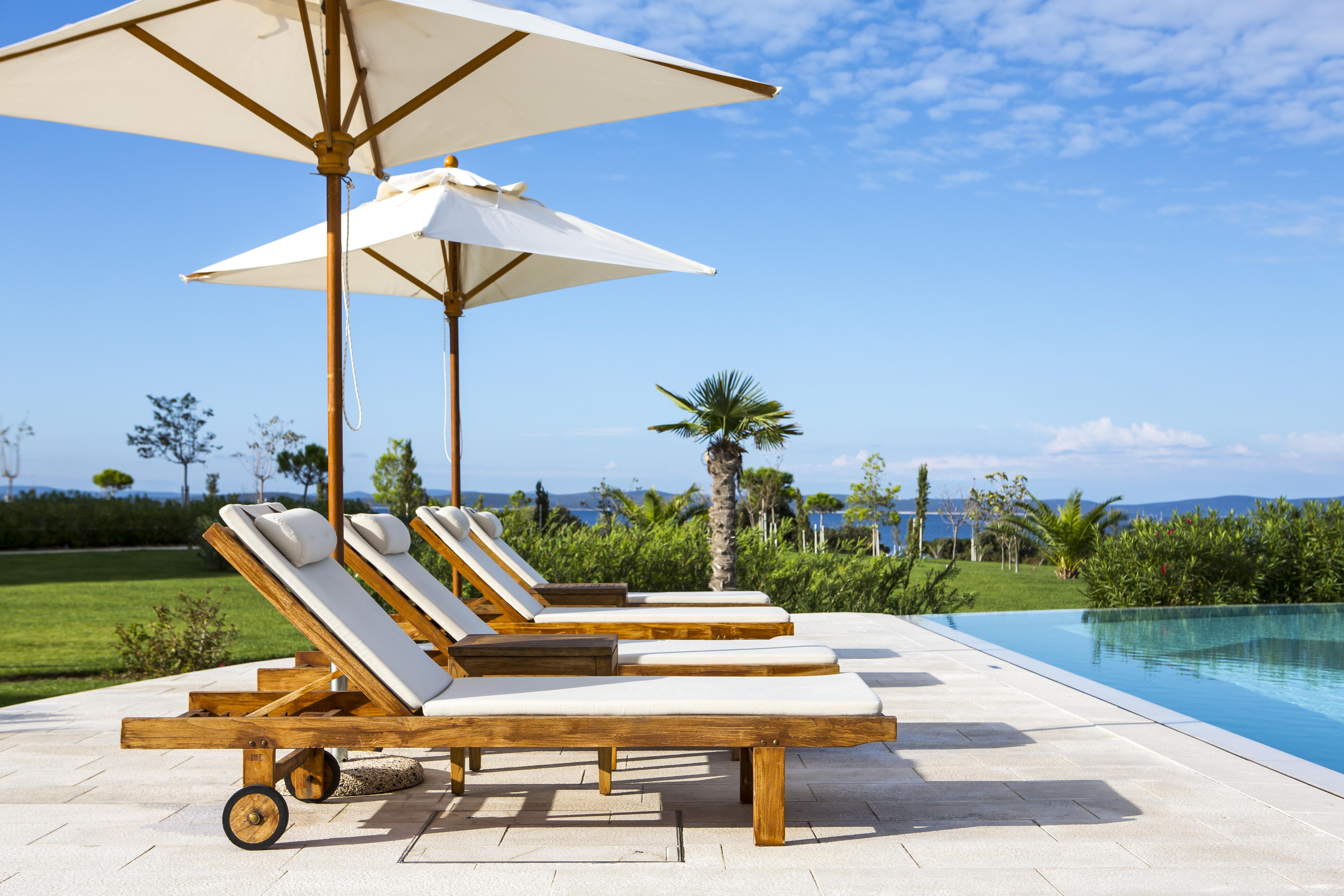 ฟอล์คเคนสไตเนอร์โฮเต็ลแอนด์สปา ลาเดรา Hotel เพทรอซาเน ภายนอก รูปภาพ A poolside lounge chair