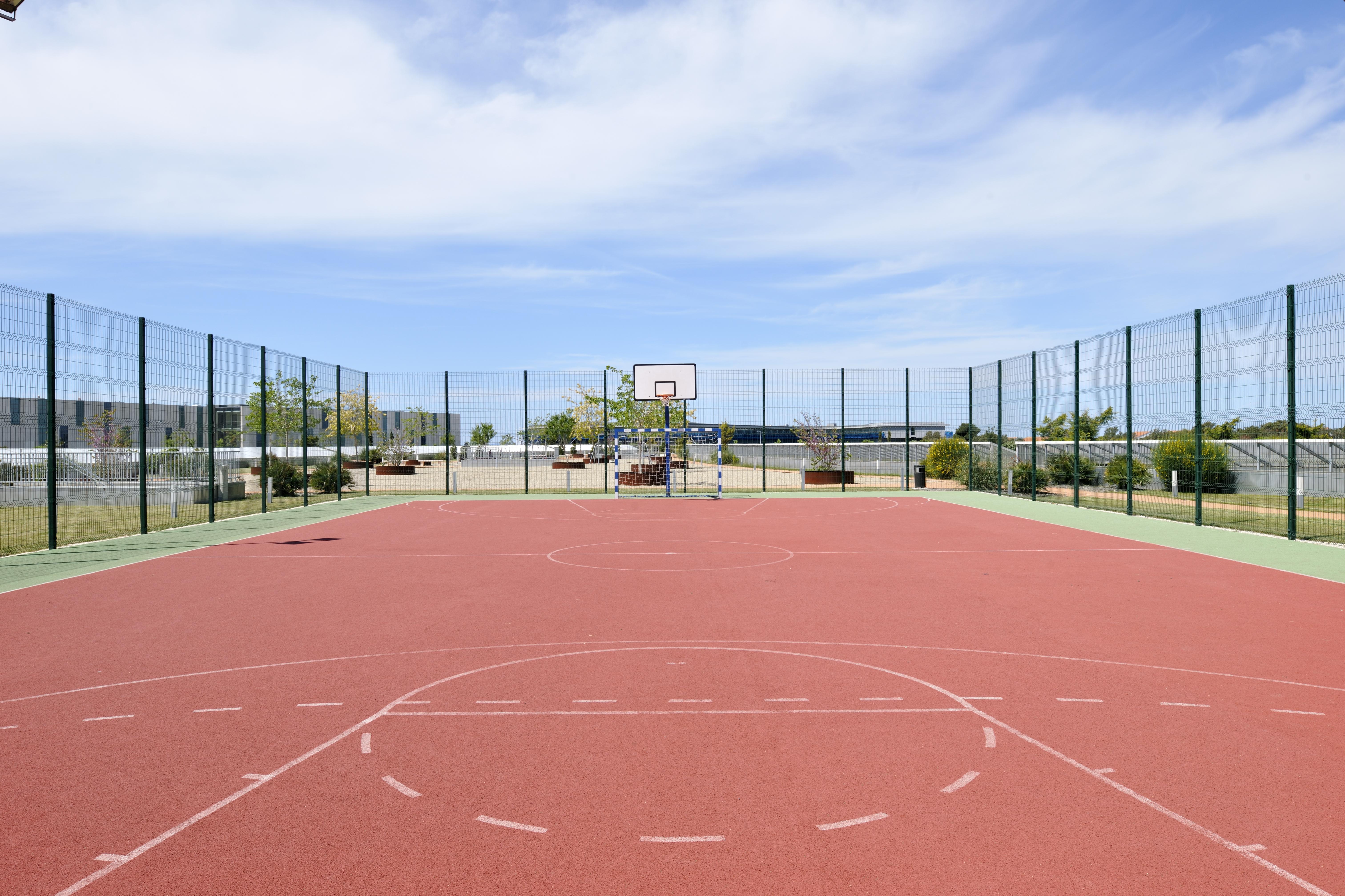 ฟอล์คเคนสไตเนอร์โฮเต็ลแอนด์สปา ลาเดรา Hotel เพทรอซาเน ภายนอก รูปภาพ Basketball court at the University of New England, Australia