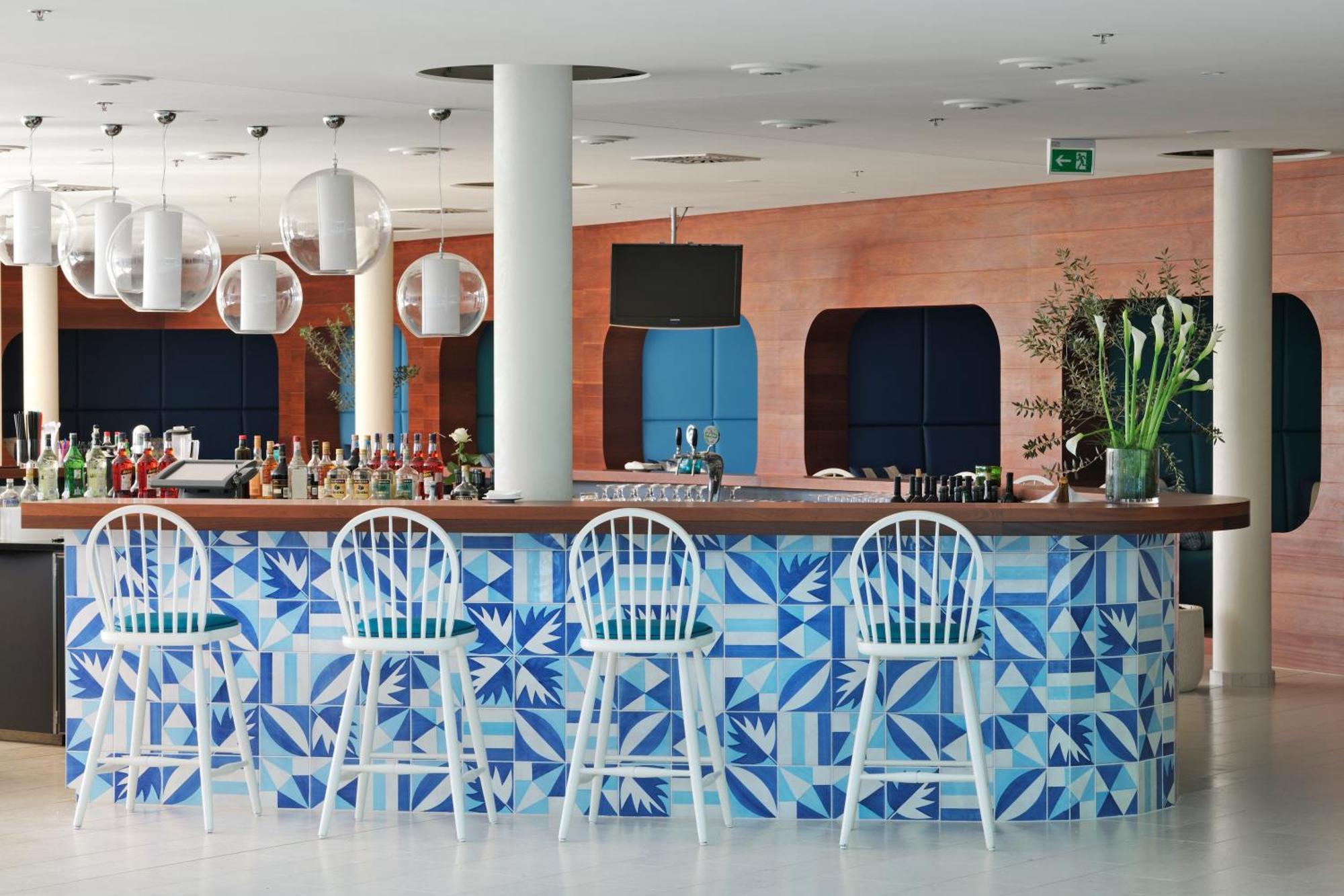ฟอล์คเคนสไตเนอร์โฮเต็ลแอนด์สปา ลาเดรา Hotel เพทรอซาเน ภายนอก รูปภาพ Bar at the hotel