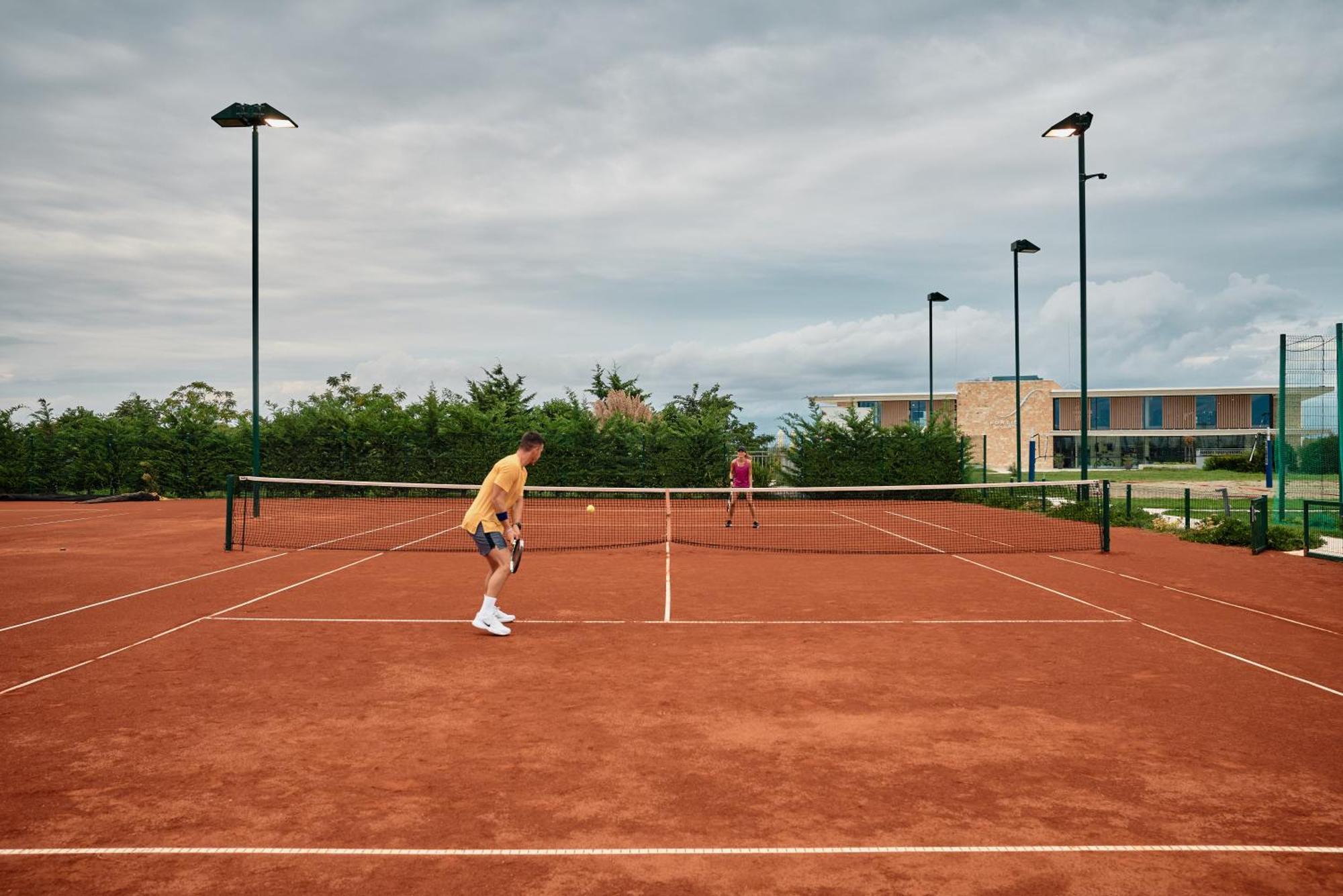 ฟอล์คเคนสไตเนอร์โฮเต็ลแอนด์สปา ลาเดรา Hotel เพทรอซาเน ภายนอก รูปภาพ Tennis