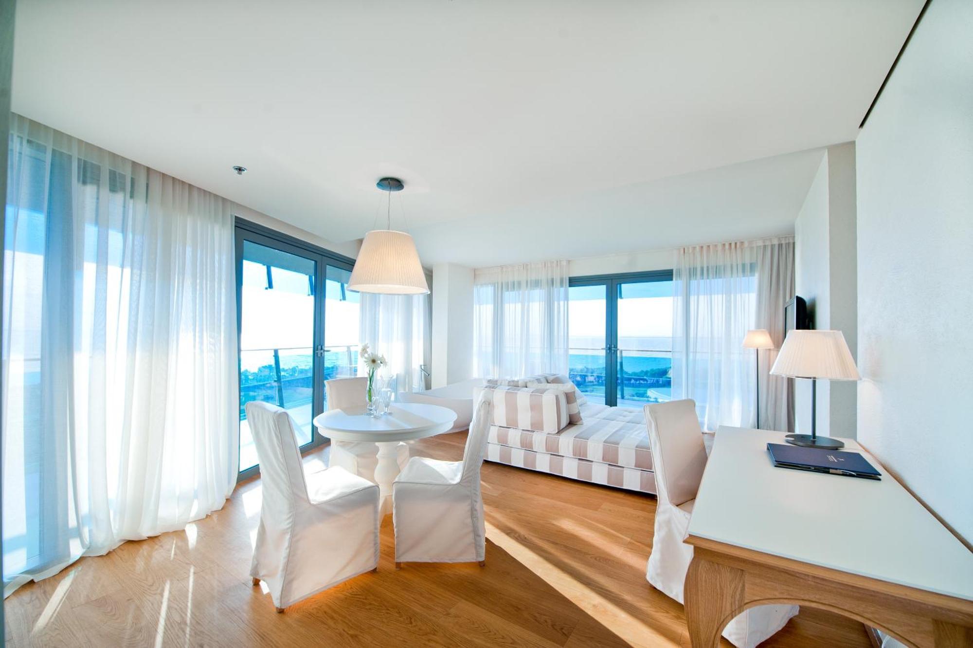 ฟอล์คเคนสไตเนอร์โฮเต็ลแอนด์สปา ลาเดรา Hotel เพทรอซาเน ห้อง รูปภาพ A suite at the hotel