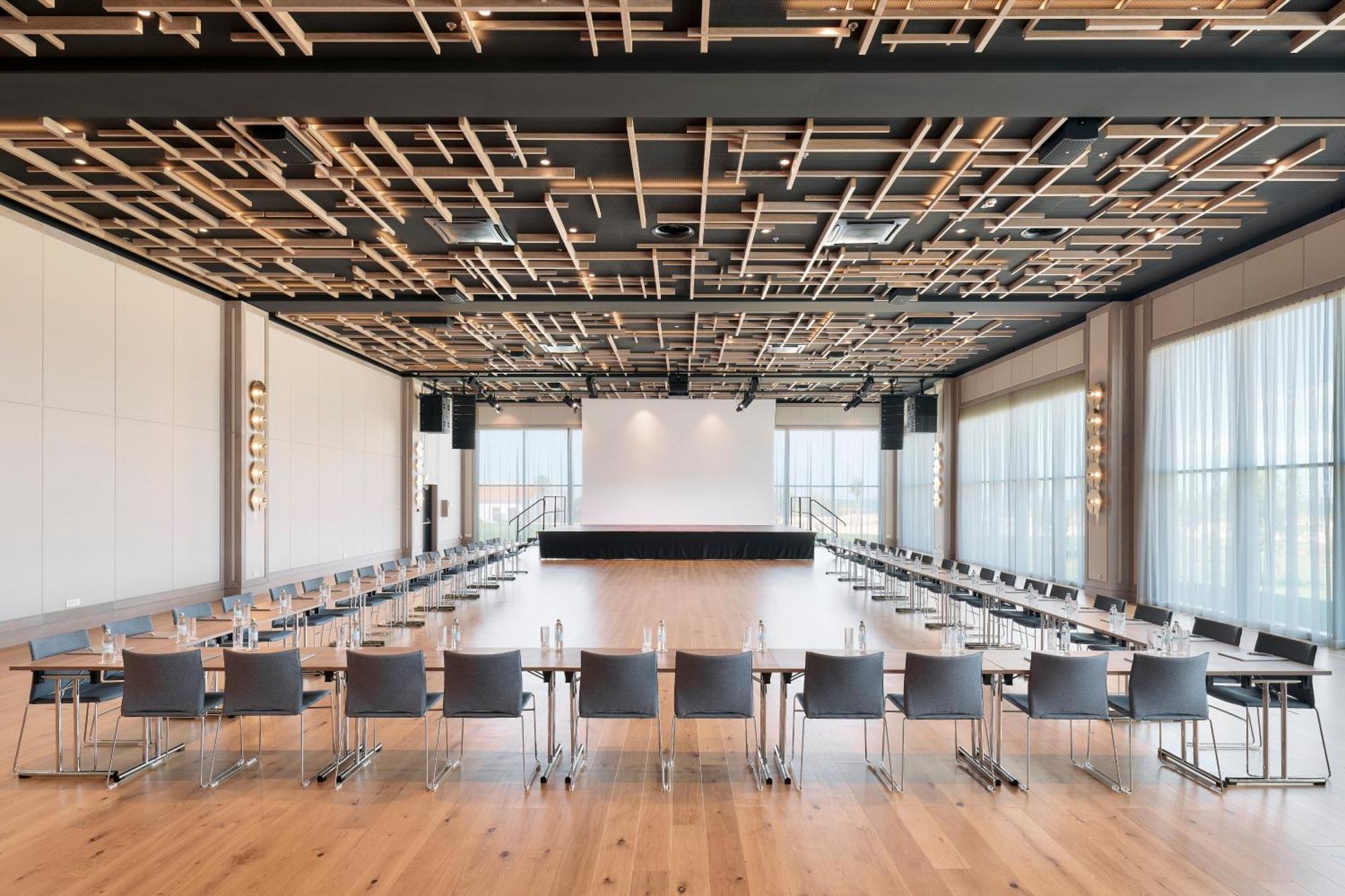 ฟอล์คเคนสไตเนอร์โฮเต็ลแอนด์สปา ลาเดรา Hotel เพทรอซาเน ภายนอก รูปภาพ The 100-seat auditorium