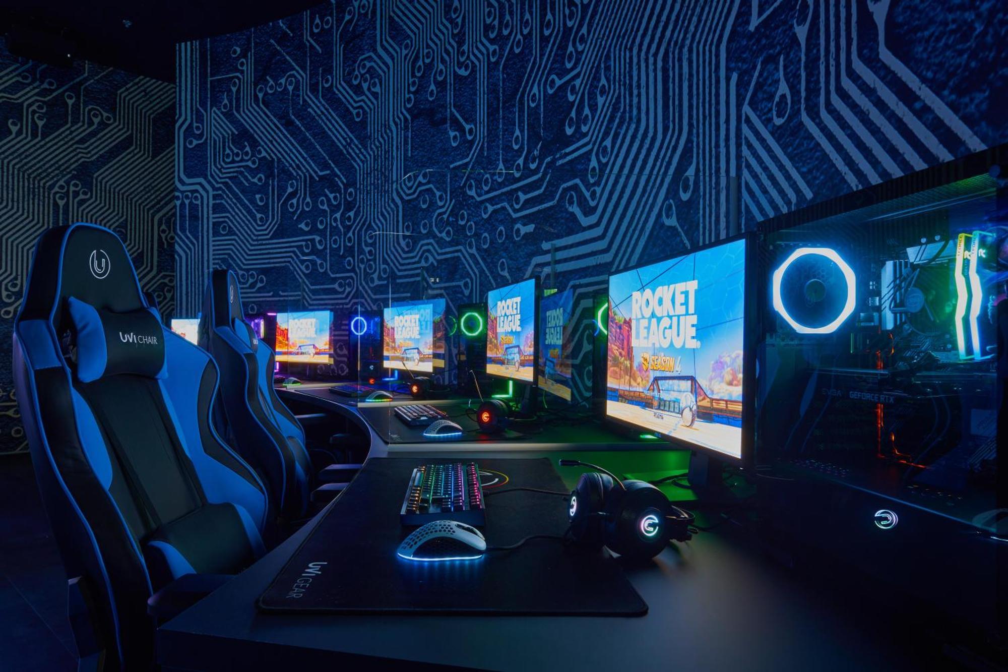 ฟอล์คเคนสไตเนอร์โฮเต็ลแอนด์สปา ลาเดรา Hotel เพทรอซาเน ภายนอก รูปภาพ The gaming room at the 2019 Intel Extreme Masters